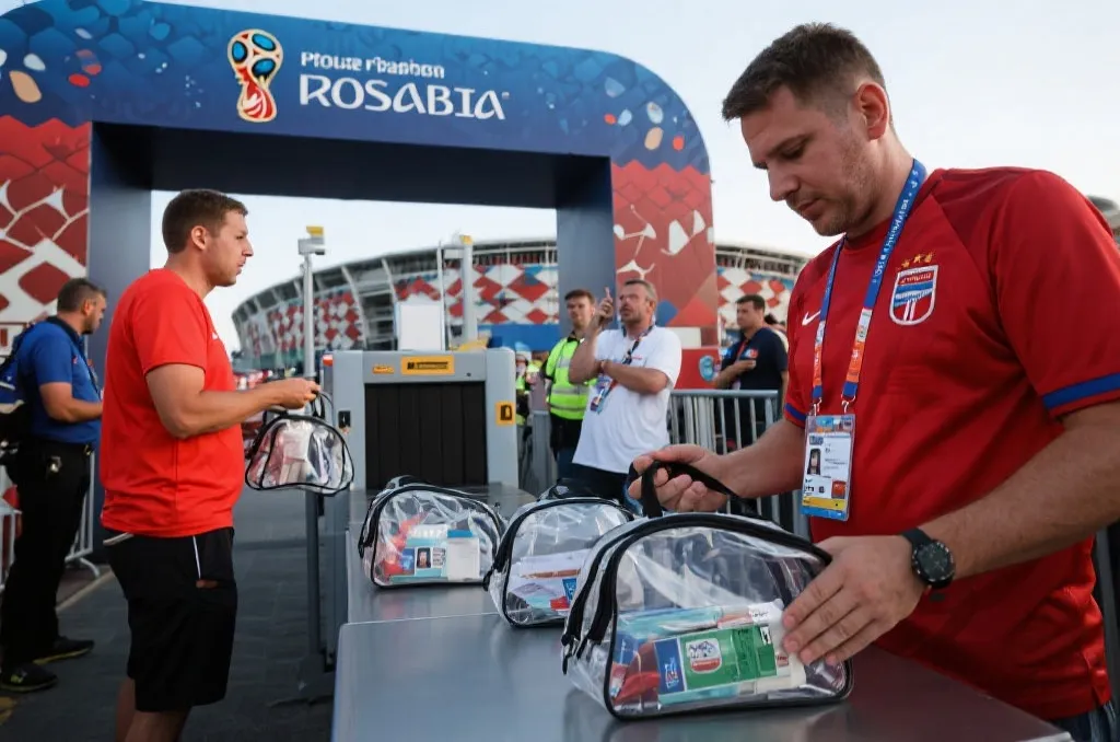 世界杯球场入口安检与随身包整理场景